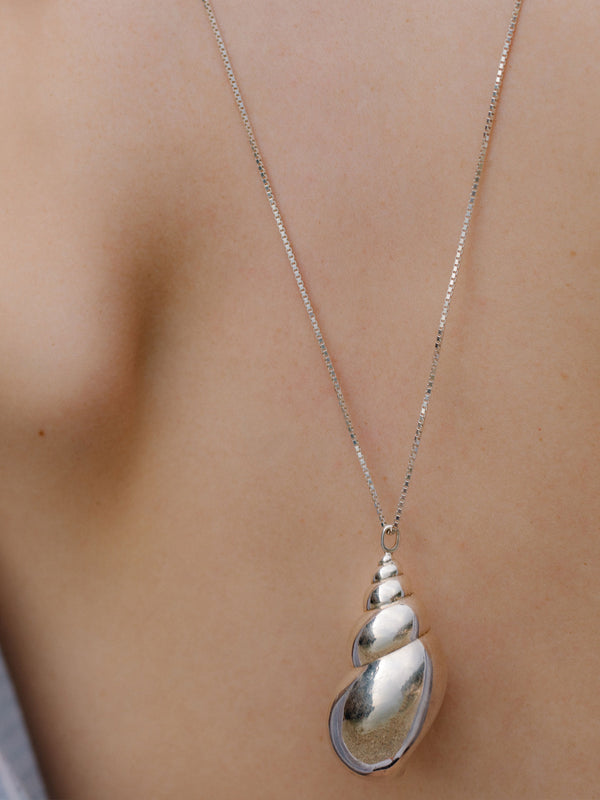 Lune et coquillage necklace